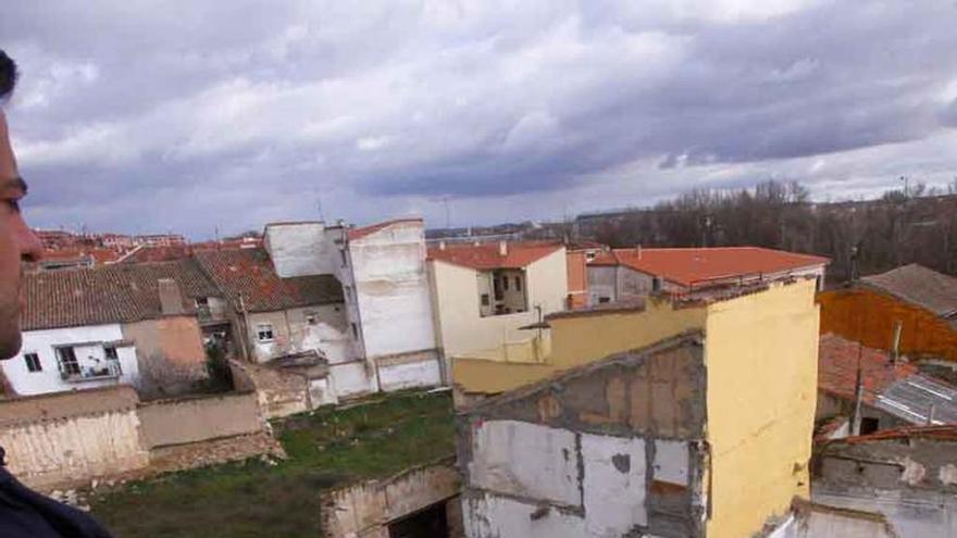 A la izquierda, vista desde una de las viviendas de la calle Zapatería. A la derecha, estado del garaje a consecuencia de la humedad.
