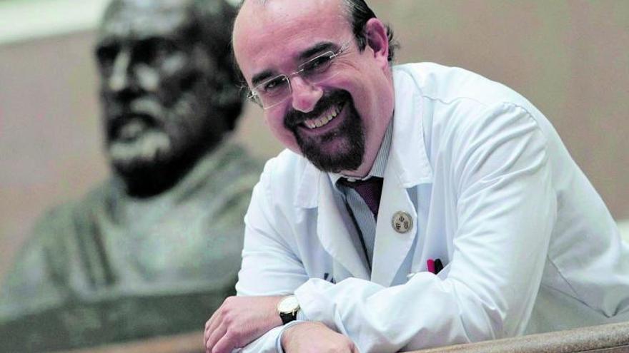 El doctor Martín Moreno, ante un busto de Ramón y Cajal en la Facultad de Medicina de Valencia.  .