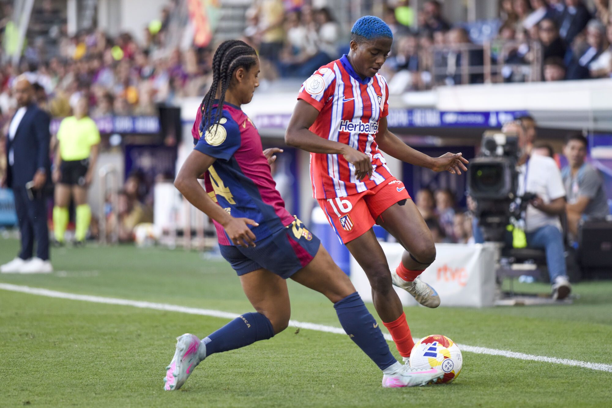 CORRIGE FOTÓGRAFO  HUESCA, 07/06/2025.- La defensora del FC Barcelona Esmee Brugts (i) lucha con la nigeriana Rasheedat Ajibade, del Atlético de Madrid, durante la final de la Copa de la Reina que FC Barcelona y Atlético de Madrid disputan este sábado en el estadio de El Alcoraz, en Huesca. EFE/Javier Blasco