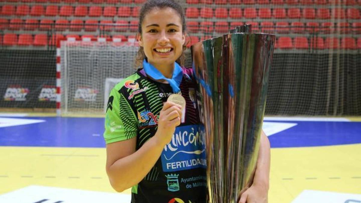 Rojas, posando con los galardones del pasado curso