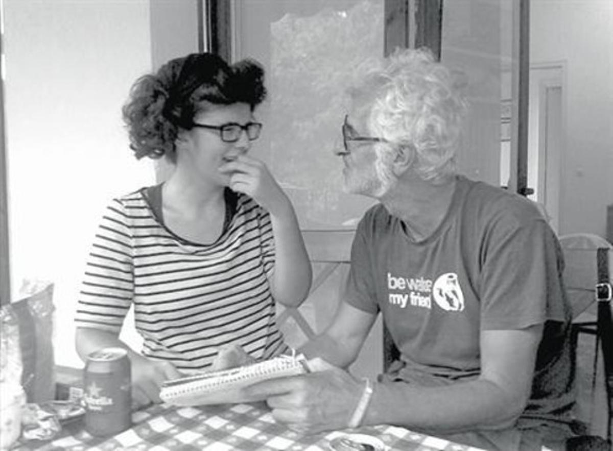 PARE I FILLA Gallardo dibuixa per a la María, a dalt en una pàgina del còmic, a sobre en una foto del mateix llibre.