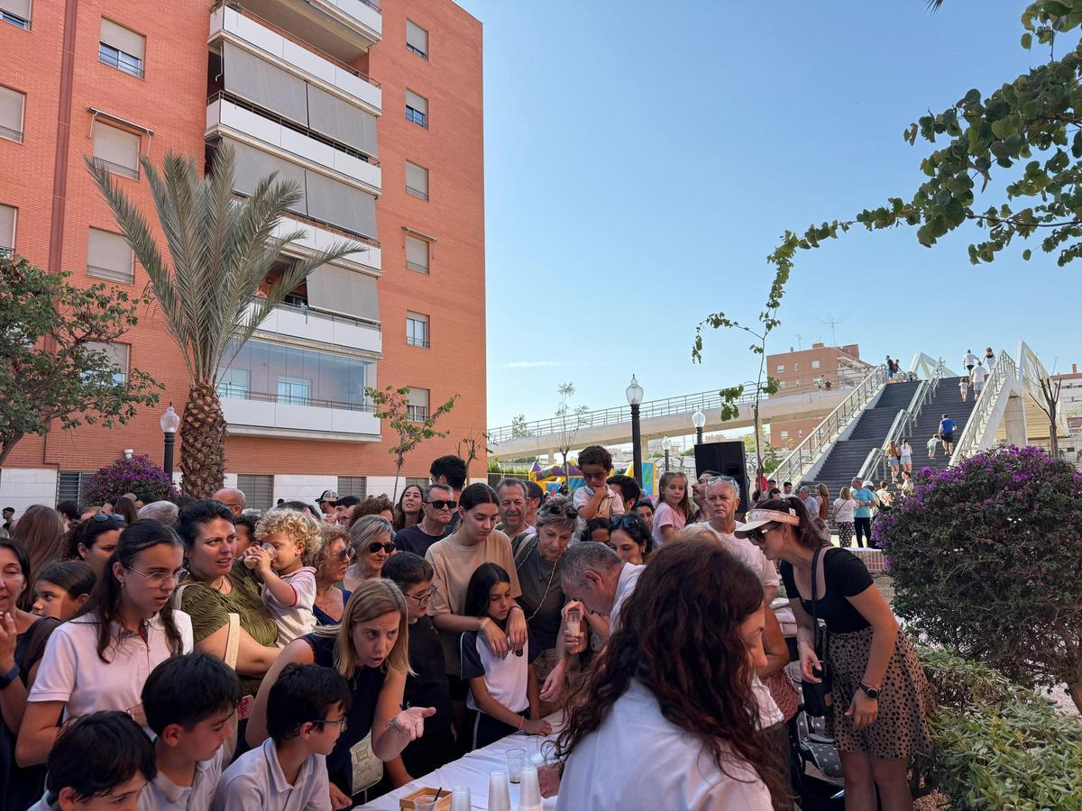 En la inauguración no falto una refrescante merienda para los asistentes
