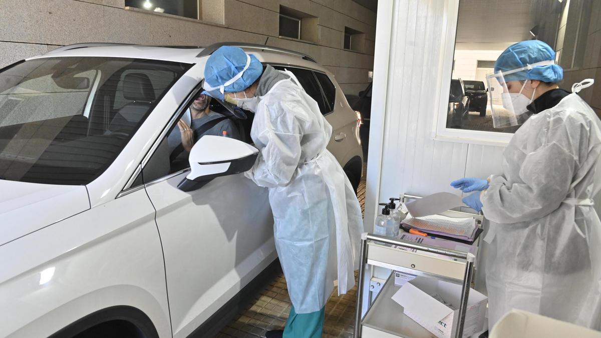 Dos sanitarias realizan una prueba PCR en el punto de recogida de muestras de Gran Vía de Castelló (archivo).