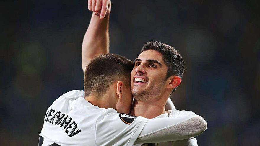 Guedes celebra un gol con Cheryshev esta temporada.