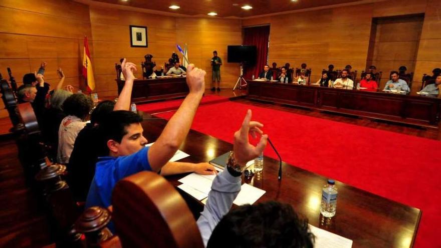 Xurxo Charlín, en primer término, durante una votación en el pleno de Cambados. // Iñaki Abella