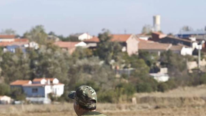 Un cazador recorre el campo en busca de piezas.