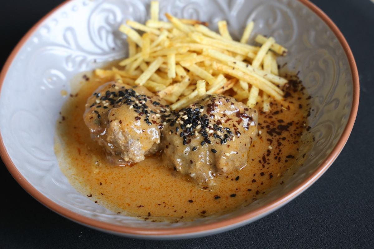 Albóndigas de carne madurada al estilo Thai, chocolate Marcos Tonda 92% y patatas paja.