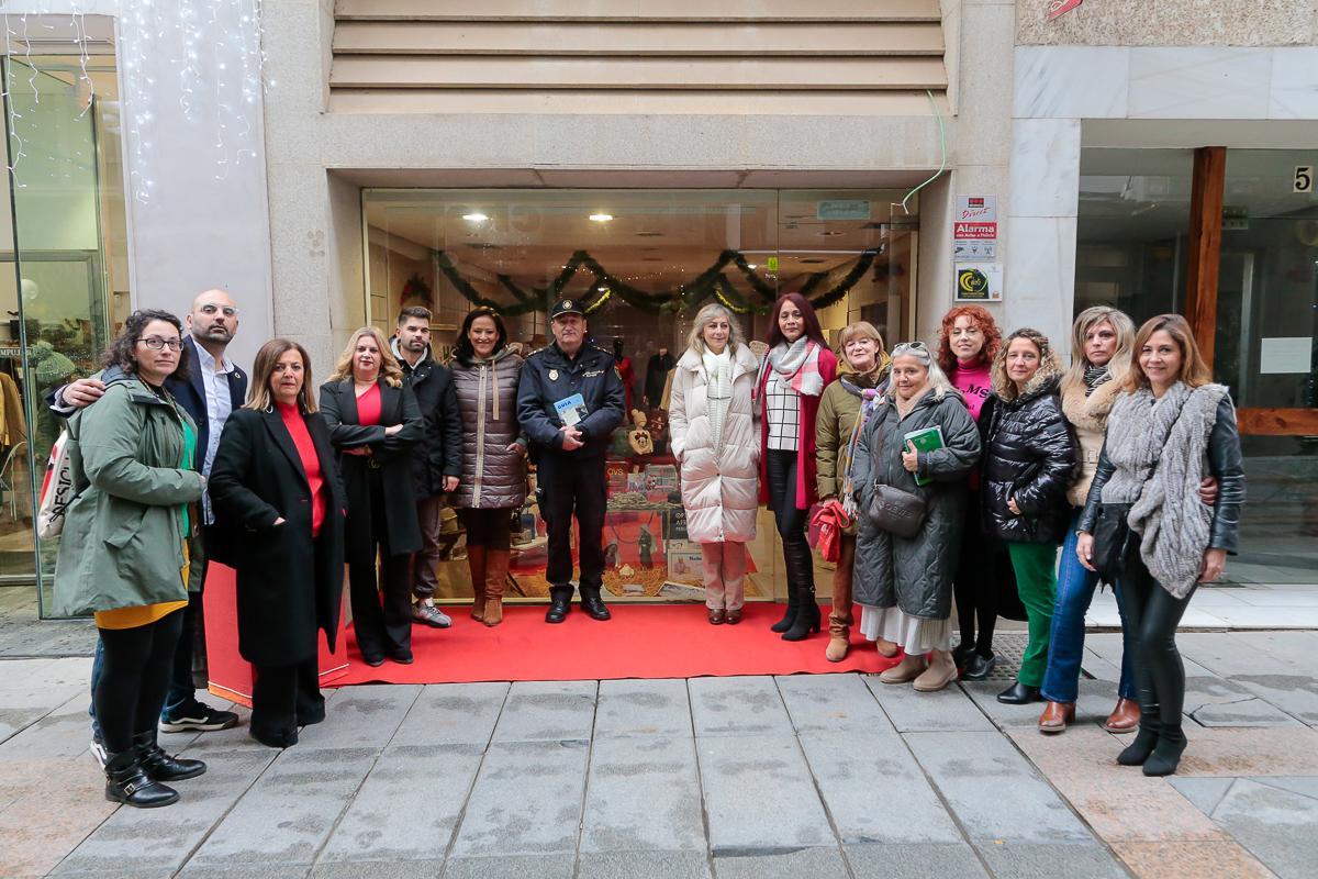 Varios comerciantes con el concejal y el el subinspector de la Policía Nacional.