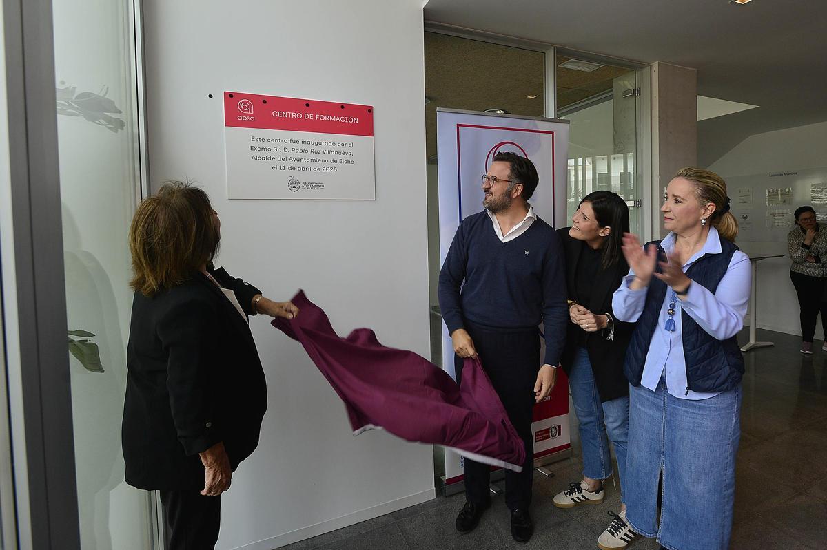 Momento en el que se desvela la placa del centro de formación para personas con discapacidad de APSA