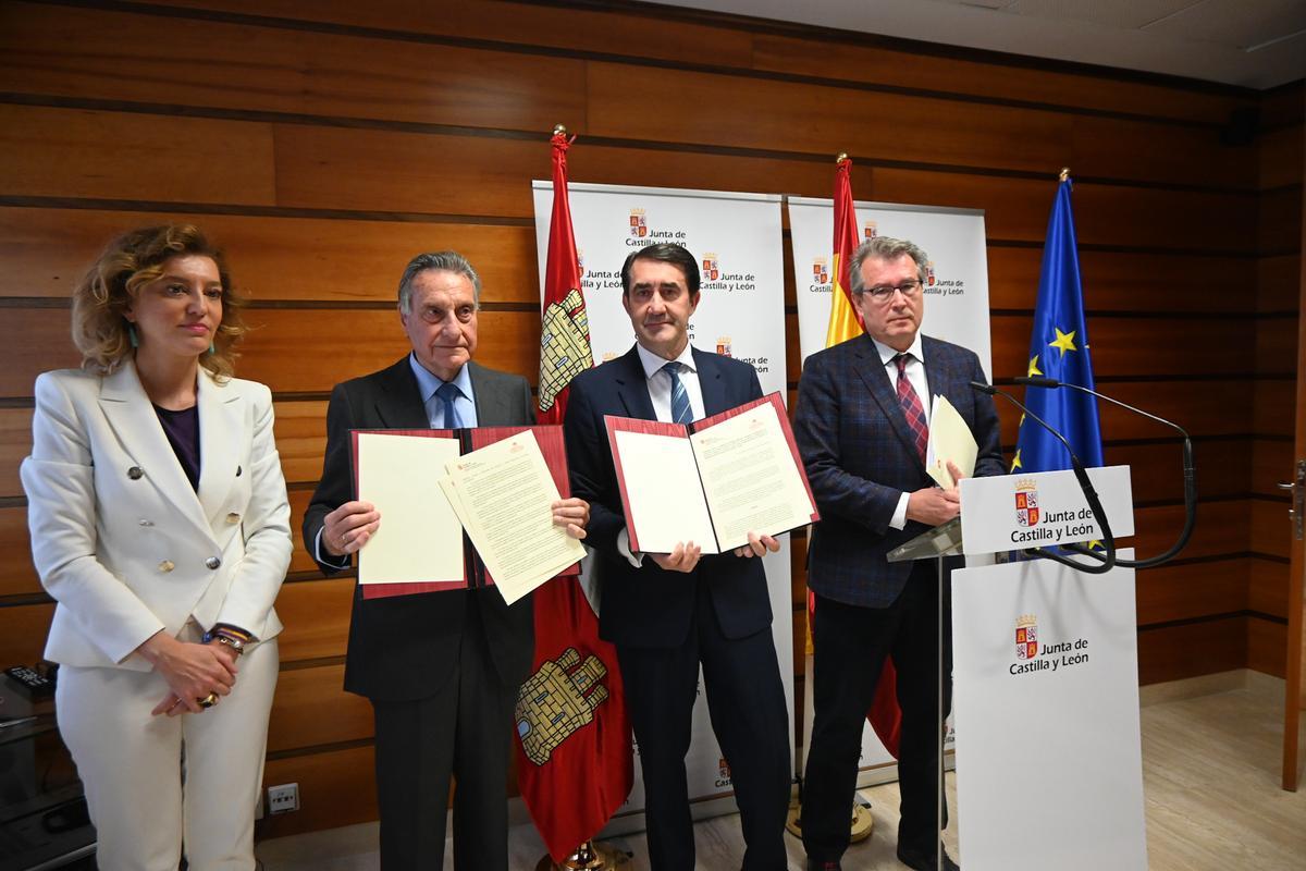 El consejero de Medio Ambiente, Vivienda y Ordenación del Territorio, Juan Carlos Suárez-Quiñones, y el presidente del Consejo General de las Cámaras de la Propiedad Urbana de Castilla y León, Ángel Merino, firman el convenio de oficinas &quot;antiokupas&quot;.