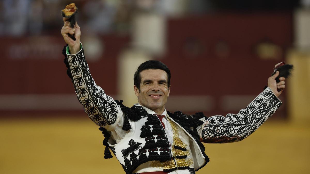 Emilio de Justo celebra las dos orejas.
