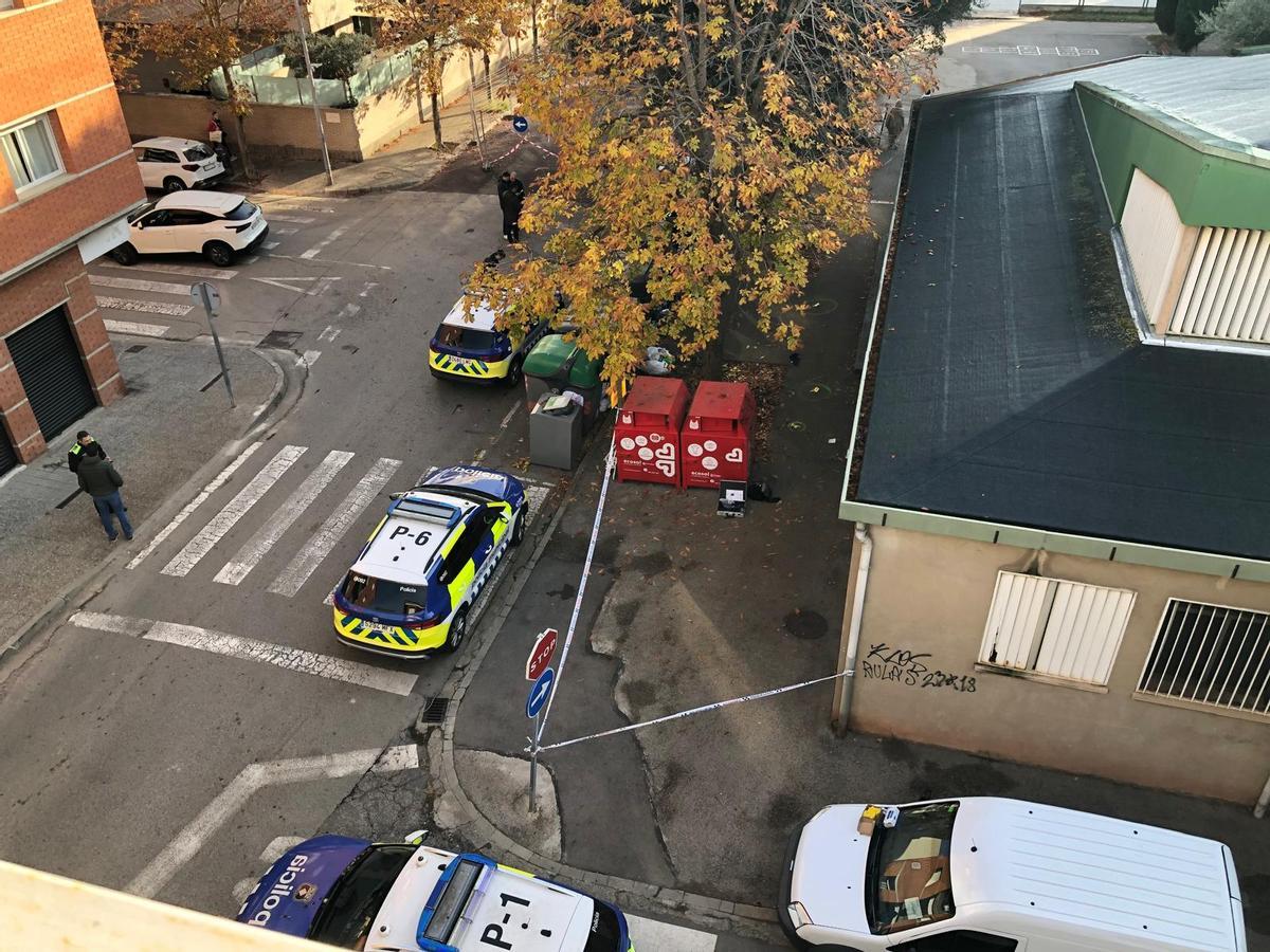 Diveres patrulles de la Policia Municipal i la zona abalisada a tocar la parròquia de Sant Pau després dels trets.