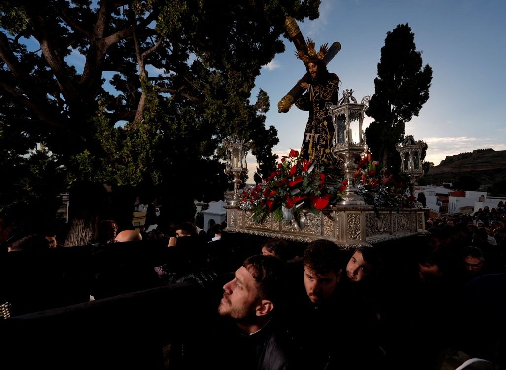 Masivo Via crucis de madrugada en Sagunt