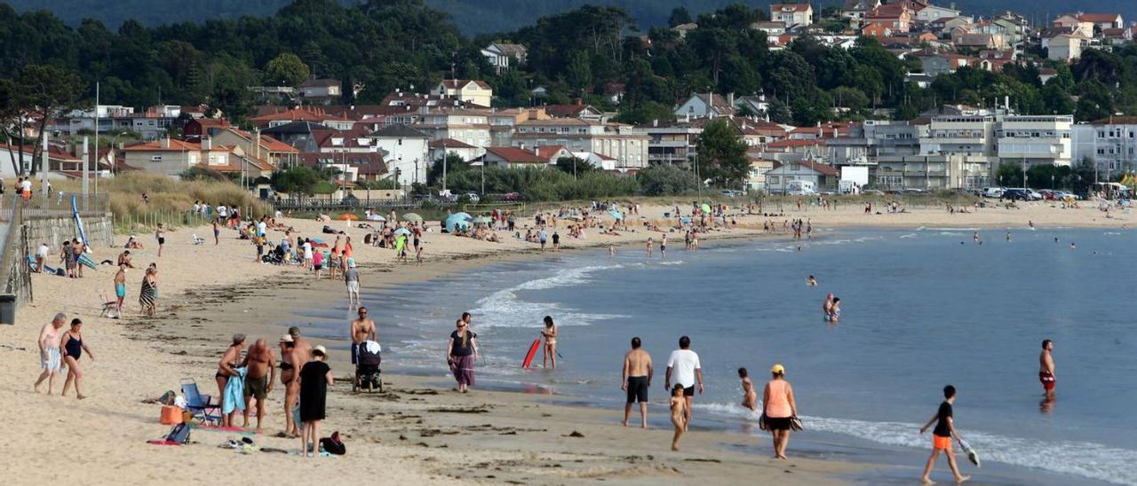 Bañistas en Praia América este verano. // MARTA G. BREA