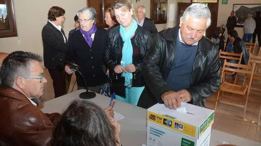 Votación de ayer entre los comuneros. // Rafa Vázquez