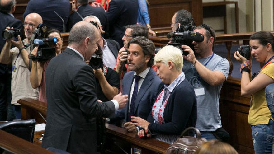 De izq. a dcha. Pedro Ortega, Gustavo Matos y Nayra Alemán en el Parlamento.