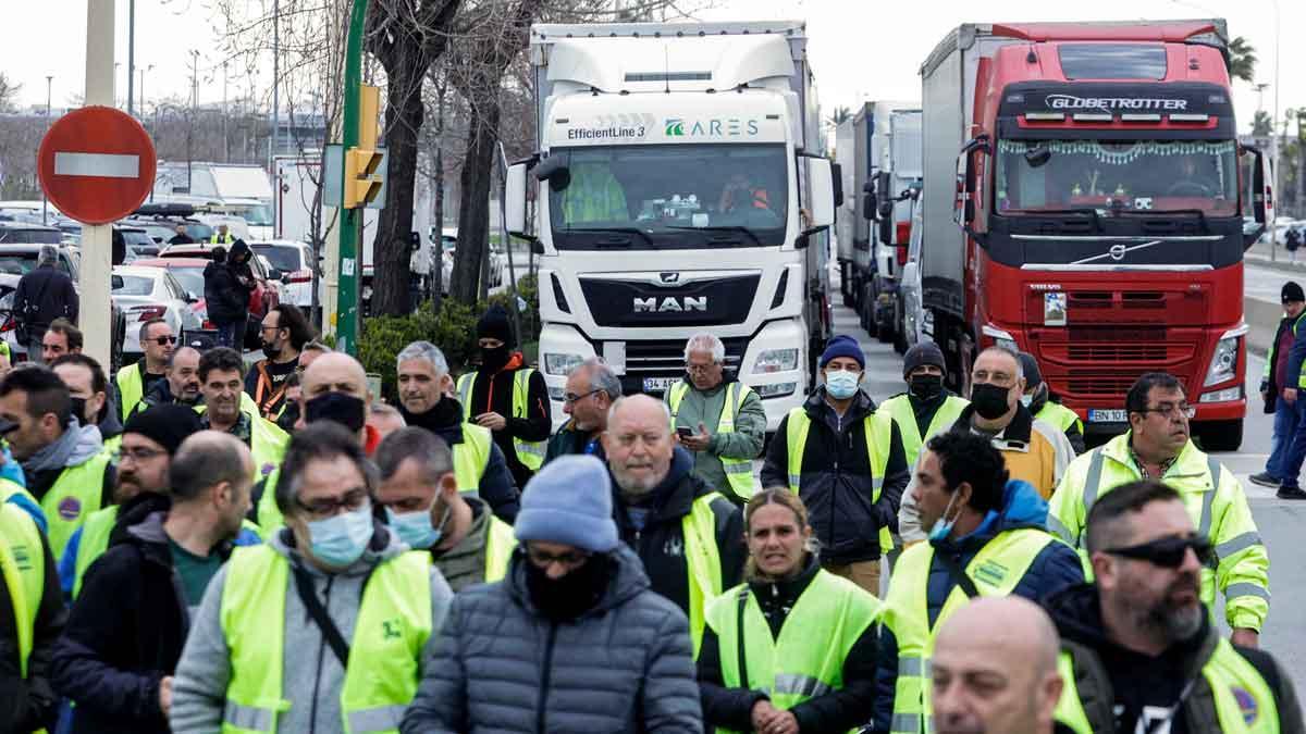 Huelga de transporte: camiones en marcha lenta por Barcelona reciben el apoyo del sector del taxi