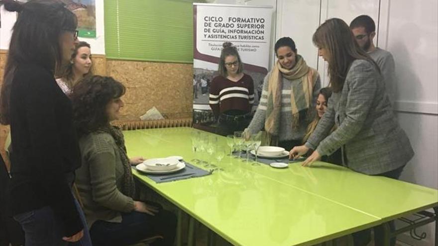 Alumnos del Turgalium aprenden protocolo y relaciones públicas