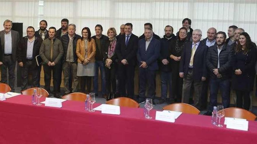 Román Rodríguez mantuvo ayer en el recinto ferial de Silleda un encuentro con alcaldes y otros representantes de los concellos por los que pasa la Vía de la Plata. // Bernabé