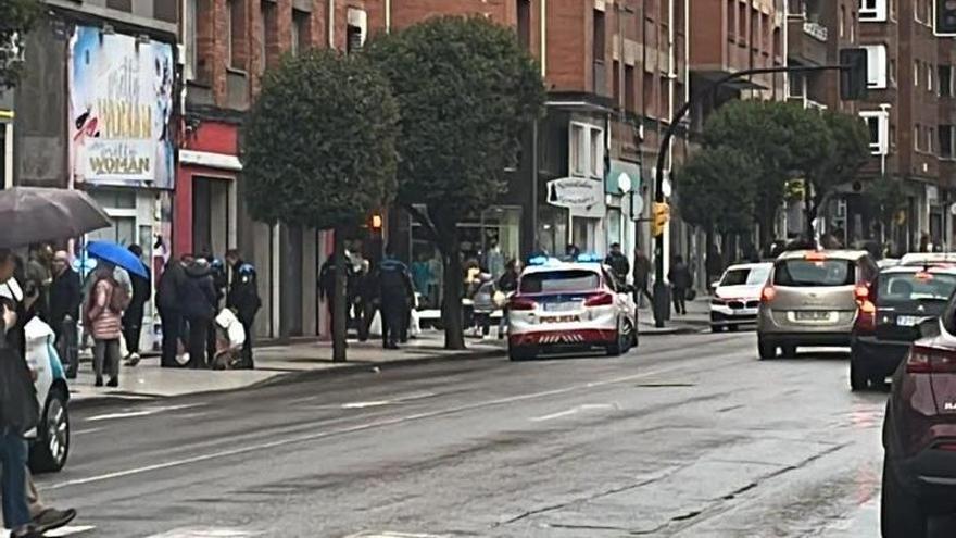 Intervención policial por una confusión en un supermercado de Gijón: gritos e insultos a una cajera por una mochila extraviada