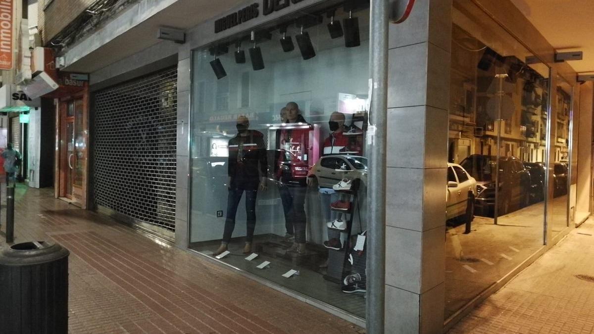 Las tiendas de la Viñuela apagan las luces en protesta por las restricciones al comercio