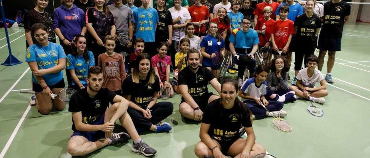 Aitana Martínez, en primer término, con jugadores del club Astures.