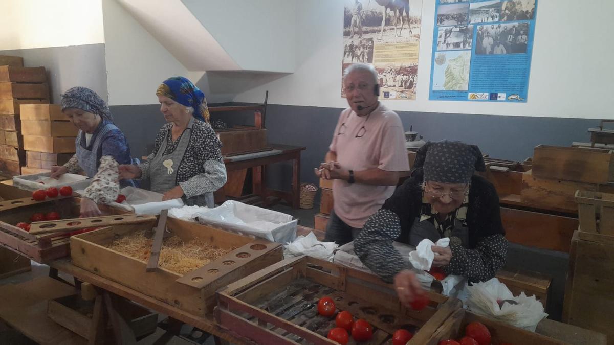 El guía de la ruta, José Pedro, detrás, en el museo del almacén del tomate.