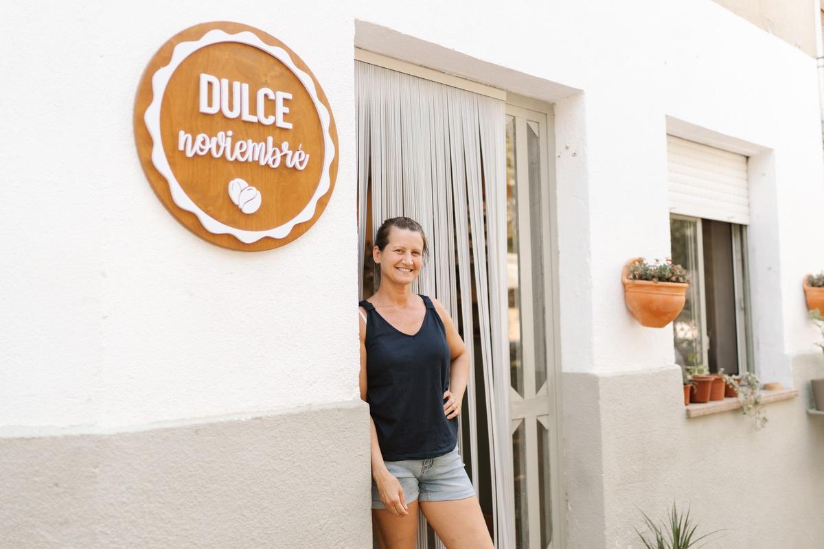 Jimena García Barrera, de Santa Fe, en la entrada a su cafetería-pastelería de Paredes de Nava.