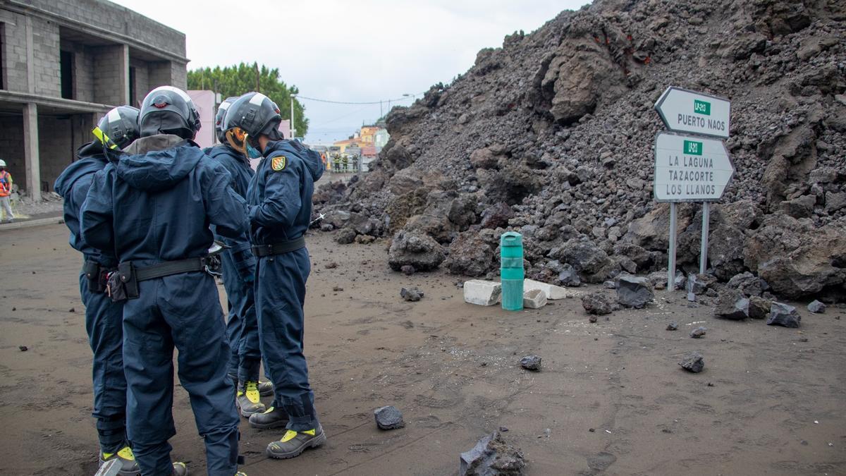 Miembros de la UME se adentran en las coladas del volcán para analizar la calidad del aire en La Palma.