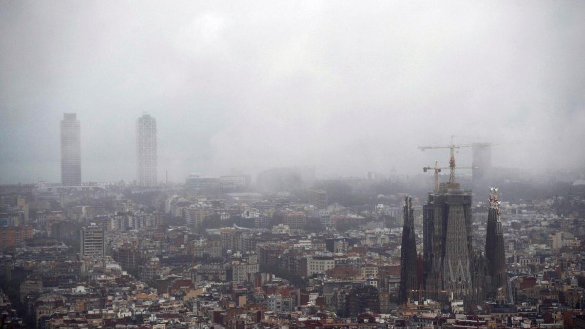 Nubes y lluvia sobre Barcelona.