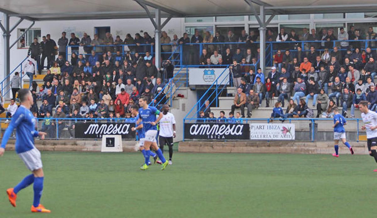 Imagen de archivo de la grada del campo municipal de Sant Rafel durante el último derbi ante la Peña Deportiva.