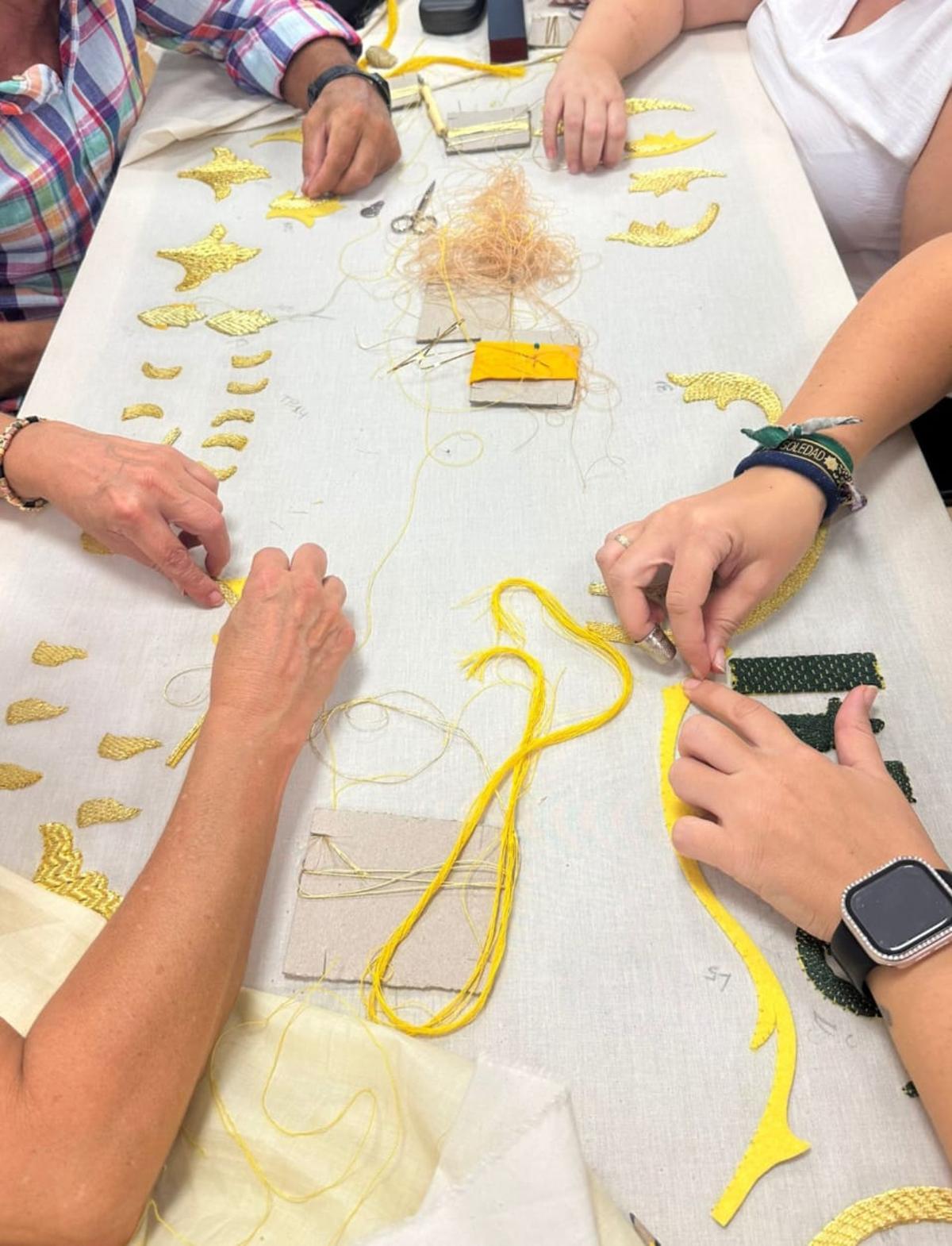 La escuela taller de la propia hermandad de Crucifixión es la responsable del bordado del techo de palio.