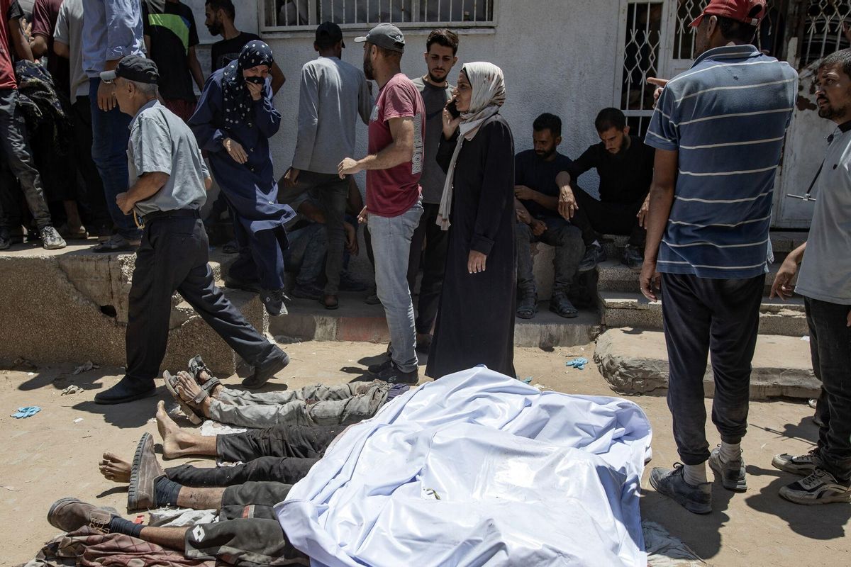Los palestinos lloran sobre los cuerpos de personas que fueron asesinadas a tiros en un punto de distribución de alimentos, en el Hospital Al-Shifa de la ciudad de Gaza, 20 de julio de 2025. EFE/EPA/HAITHAM IMAD