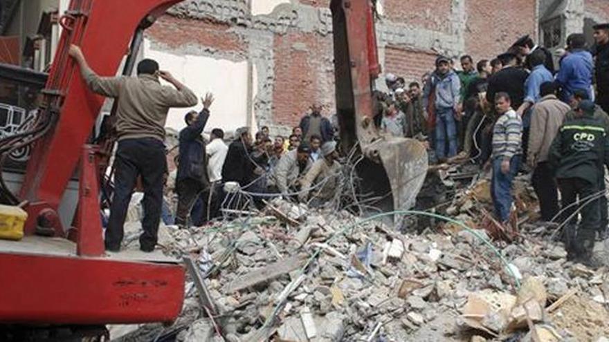 Ya son 28 los muertos tras hundirse un edificio en Alejandría