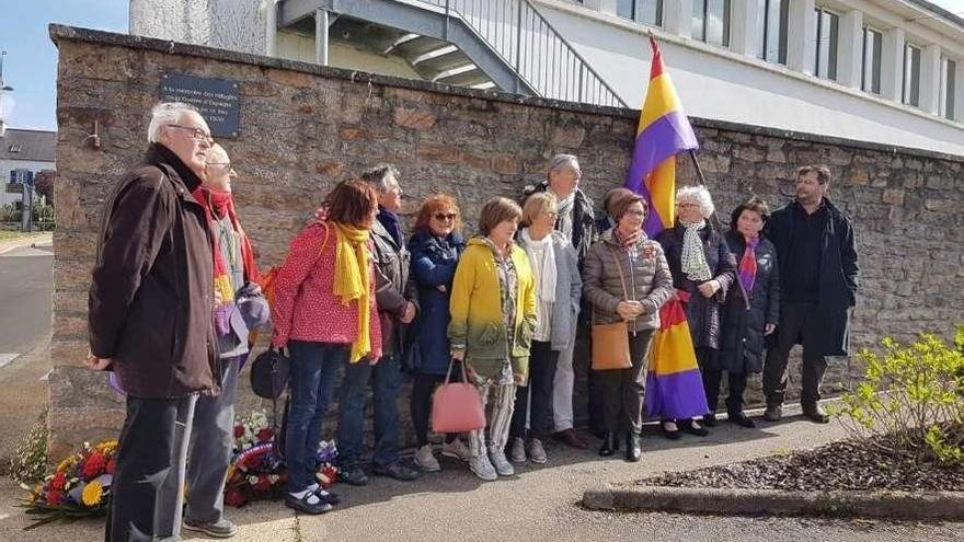 Asistentes a los actos de homenaje a los refugiados españoles en Bretaña.