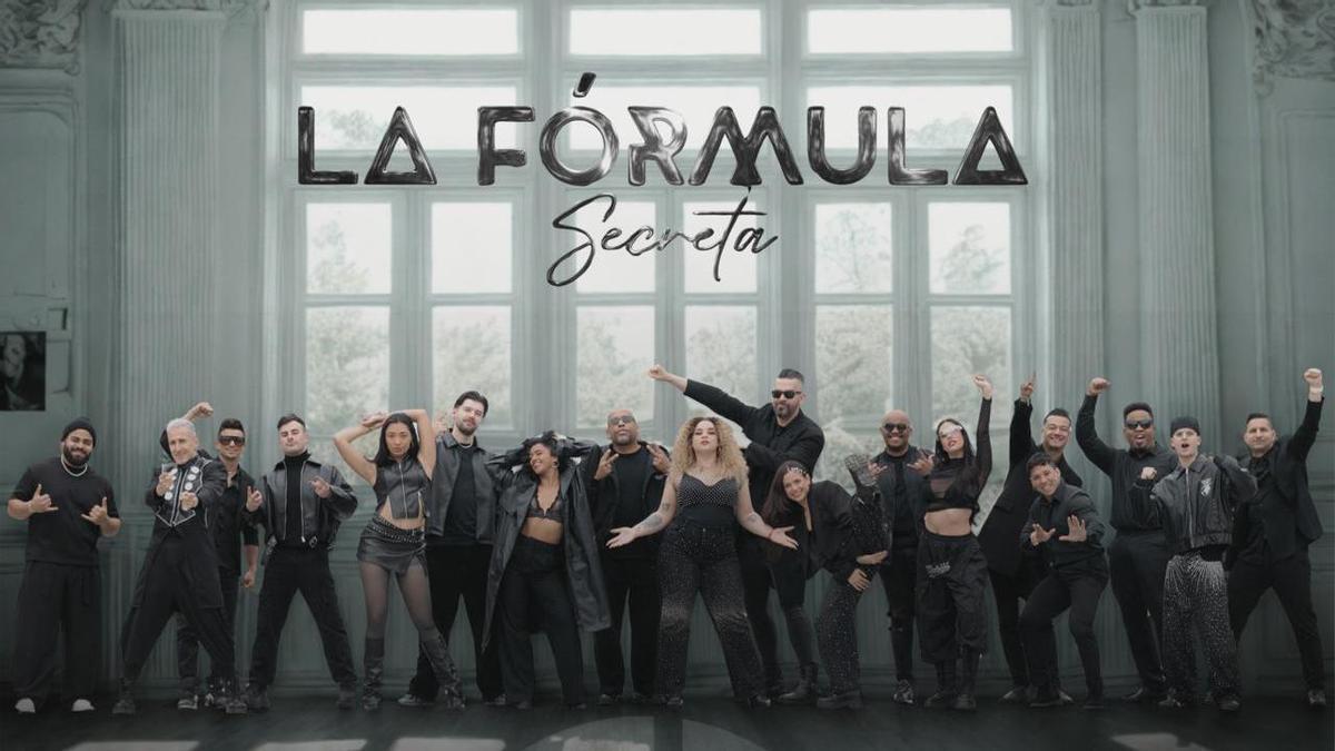 Los componentes de la orquesta La Fórmula en el cartel del 'tour' de este año