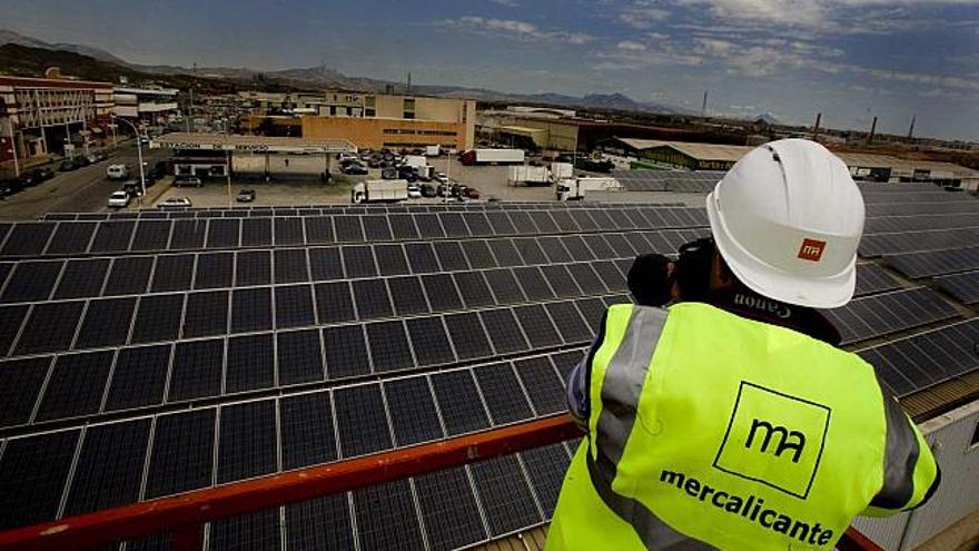 Imagen de la planta solar instalada sobre el tejado de una de las naves de Mercalicante en abril.