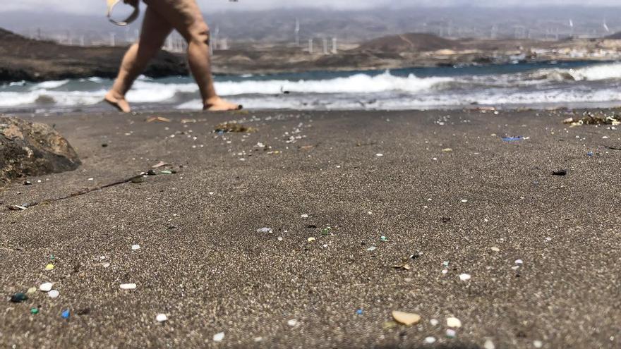 Las playas de la Macaronesia son sumideros de microplásticos, según un estudio de la ULL y la Universidad de Azores