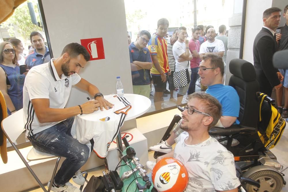 La presentación de Martín Montoya en imágenes