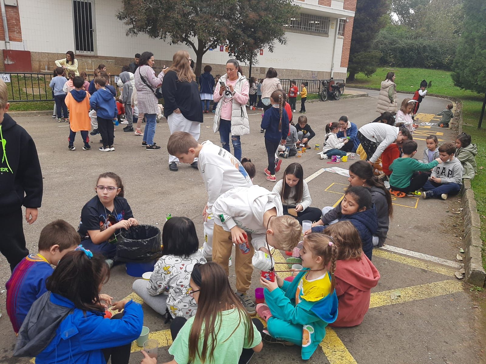 Los niños del Arregui celebran el magüestu con música y juegos tradicionales