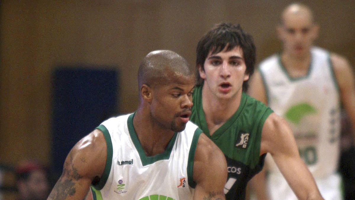 Omar Cook bota el balón ante la defensa de un jovencísimo Ricky Rubio, en una visita del Unicaja al Olímpico de Badalona.