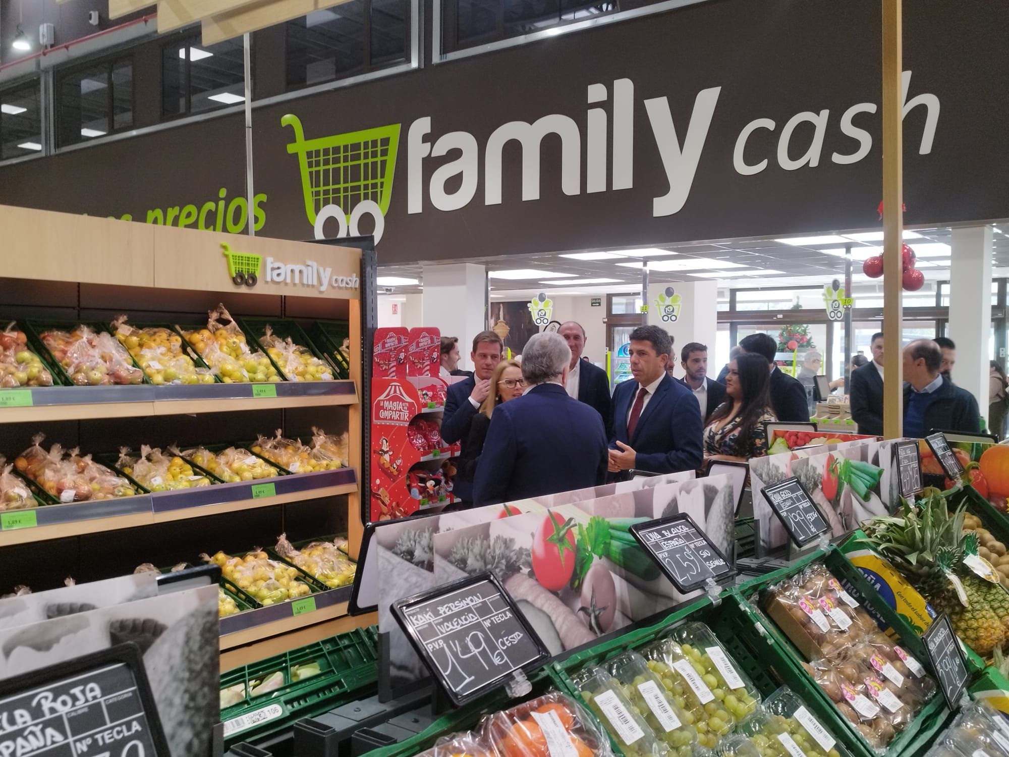 Carlos Mazón visita las instalaciones de Family Cash en Xàtiva