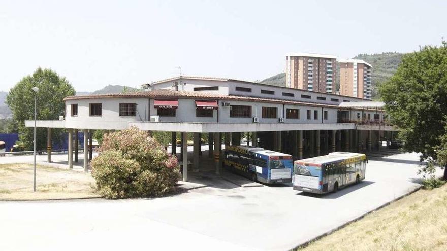 Estación de Autobuses de Ourense, con el único movimiento del transporte urbano. // Jesús Regal