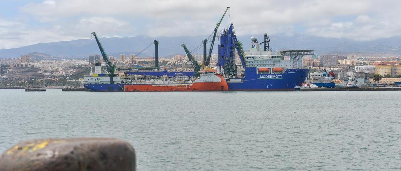 El buque ‘Amazon’ y el ‘Normand Spark’, en el muelle Santa Catalina.