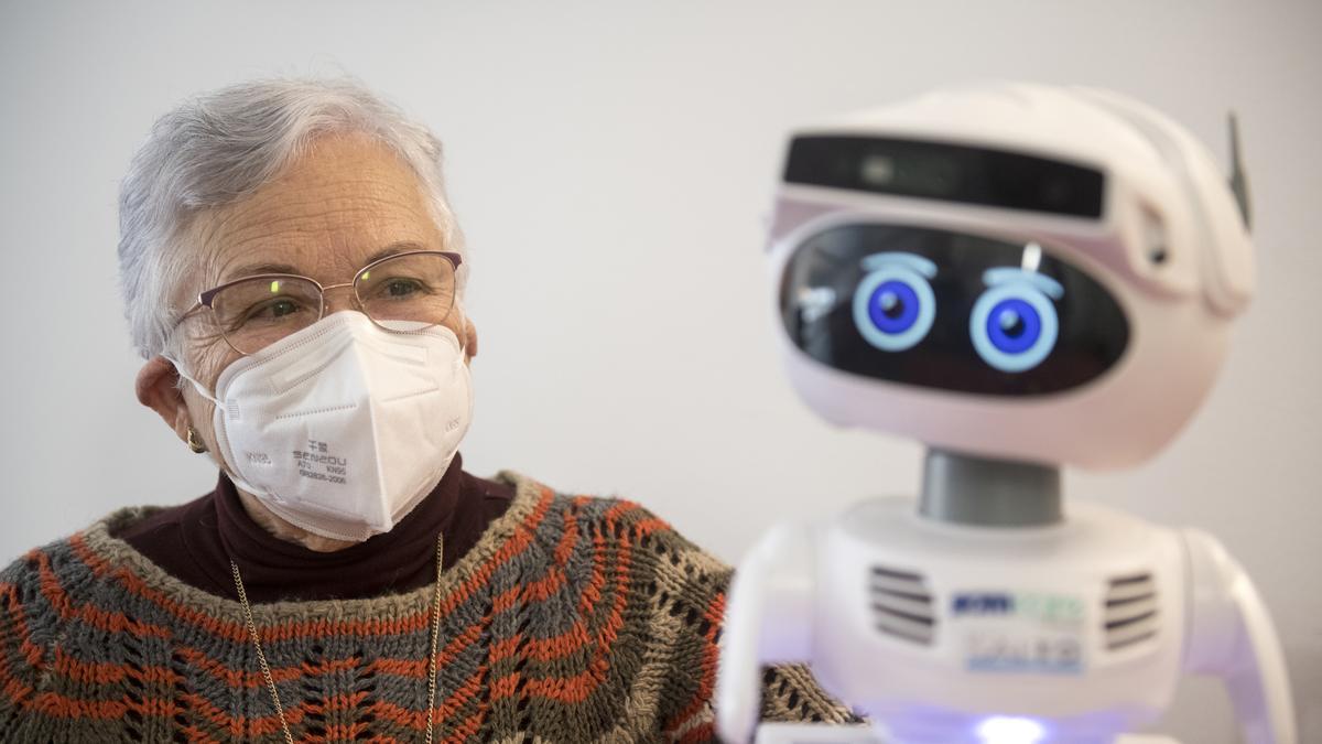 Ana Margarita Fernández, una mujer de 75 años que vive sola, convive con Misty, un robot que le acompaña y le ayuda en su día a día.