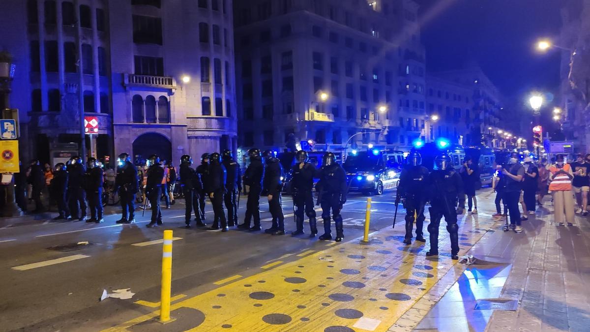 Agentes de la Policía Nacional, ante la Comisaría de Via Laietana el pasado sábado, en la Diada.