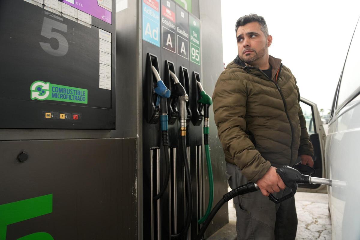 Un conductor llena el depósito de su vehículo en una gasolinera de Castellón, esta semana.
