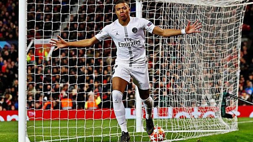 Mbappé celebra el seu gol a l&#039;estadi del Manchester United.