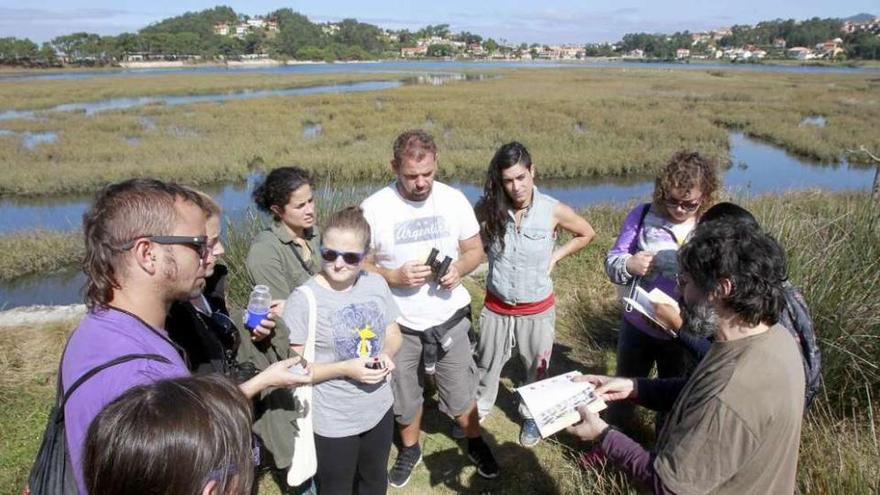 Antón Lois, a la derecha, con alumnos del curso de guías de la naturaleza en A Foz. // Jose Lores