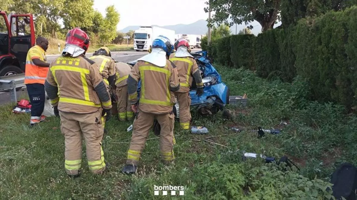 Un ferit en un accident amb dos camions i un cotxe, a la C-55